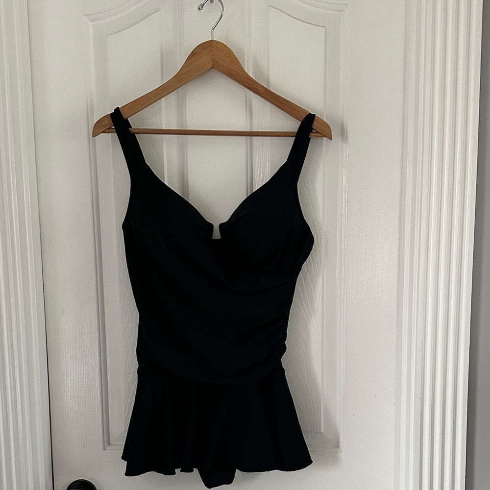 Sea & Sand Elegant Black One-Piece Swimsuit